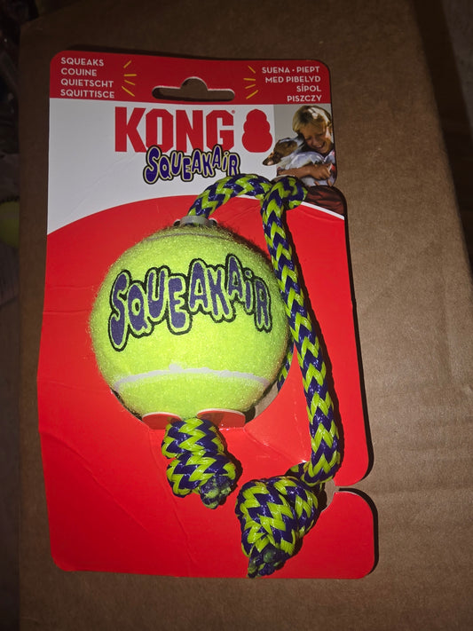 Kong Squeakair Tennis ball with rope - Medium